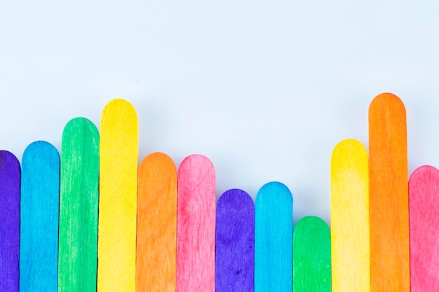 Primer plano de lápices multicolores contra un fondo blanco