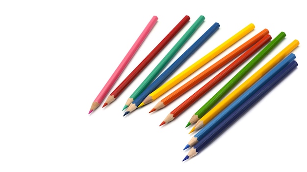 Primer plano de lápices multicolores contra un fondo blanco
