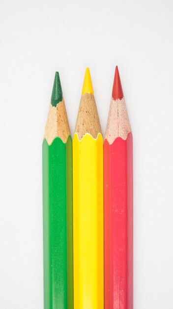 Foto primer plano de lápices multicolores contra un fondo blanco