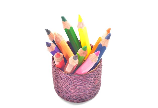 Primer plano de lápices multicolores contra un fondo blanco