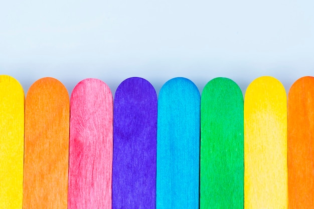 Primer plano de lápices multicolores contra un fondo blanco