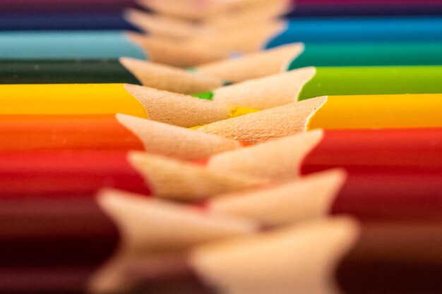 Foto primer plano de lápices multicolores en la mesa