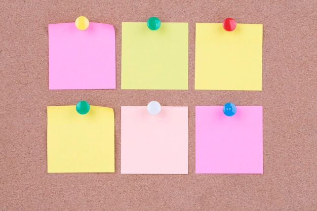 Primer plano de lápices multicolores en el papel