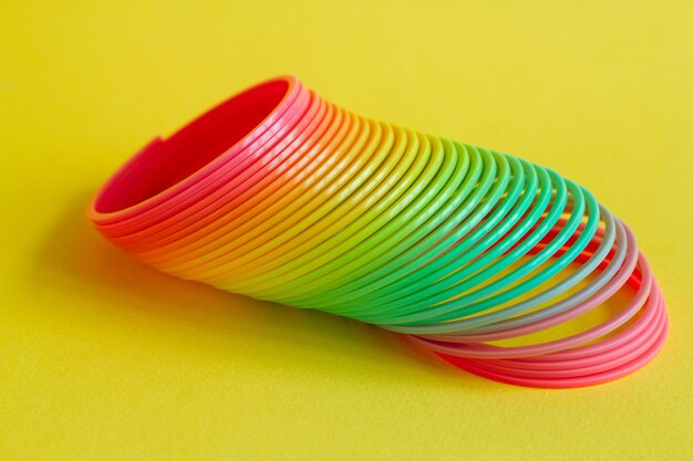 Primer plano de lápices multicolores sobre un fondo amarillo