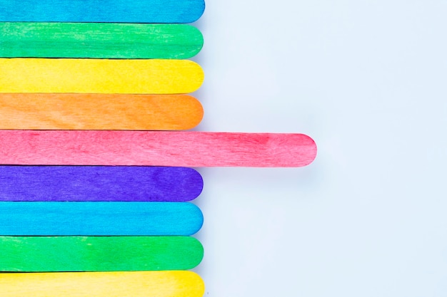 Primer plano de lápices multicolores sobre un fondo blanco