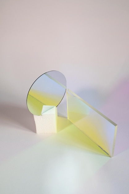 Primer plano de lápices multicolores sobre un fondo blanco