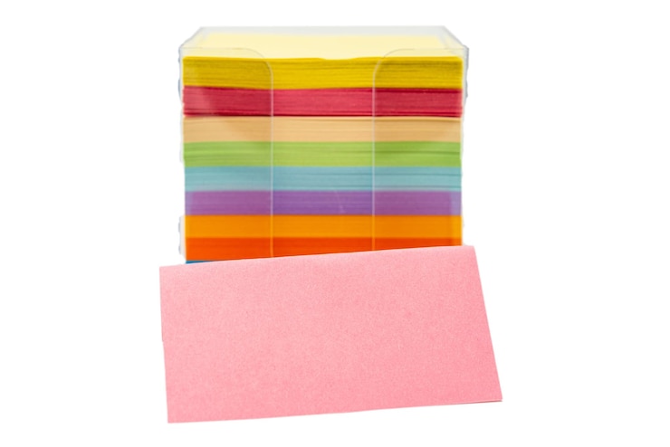 Foto primer plano de lápices multicolores sobre un fondo blanco