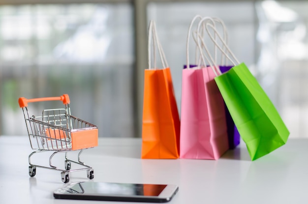 Primer plano de lápices multicolores en la tienda