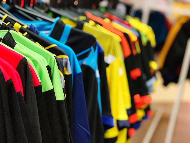 Primer plano de lápices multicolores en la tienda