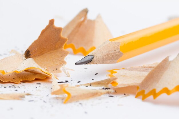 Foto primer plano de un lápiz amarillo sobre un fondo blanco