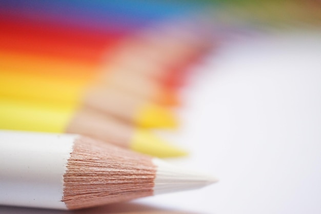 Primer plano de un lápiz de color en la mesa