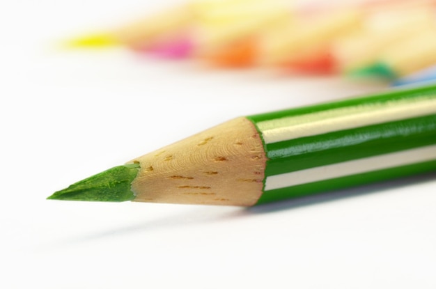 Foto primer plano de un lápiz de color en la mesa