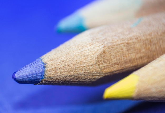 Primer plano de un lápiz de color