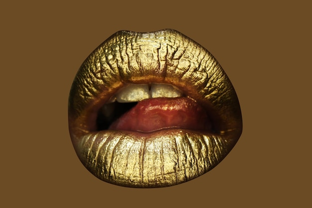 Primer plano de lápiz labial dorado Labios con maquillaje de metal Labios sexy Lápiz labial metálico de cerca Concepto de labios Glamour