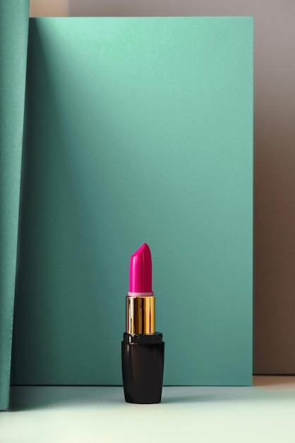 Primer plano de lápiz labial en la mesa