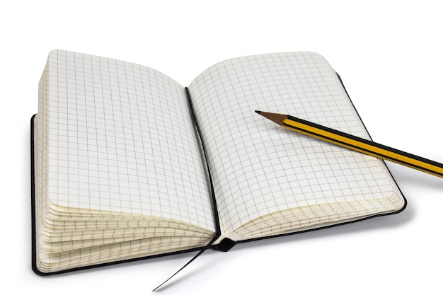 Primer plano de un lápiz en un libro en blanco sobre un fondo blanco