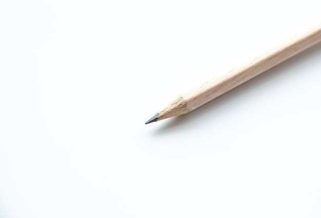 Primer plano de un lápiz sobre fondo blanco