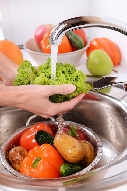 Foto primer plano de lavado de frutas y verduras