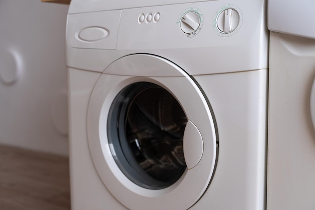 Primer plano de la lavadora blanca Lavadora en el cuarto de lavado