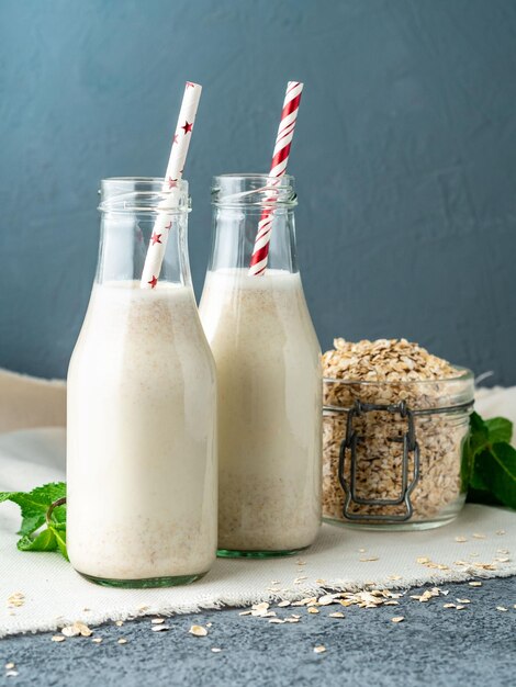 Foto primer plano de la leche de avena en botella en la mesa