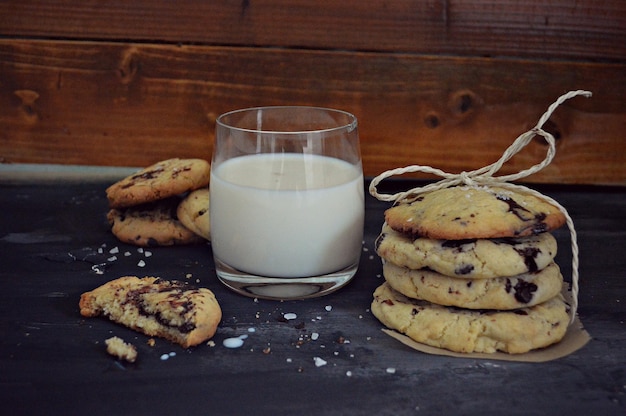 Primer plano de leche y galletas en la mesa