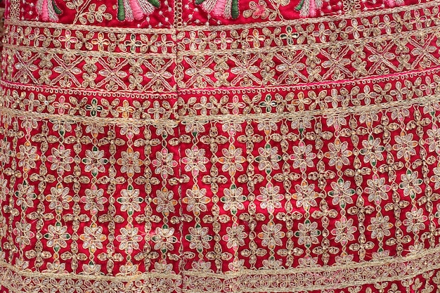 Primer plano de lehenga de color rojo de boda india