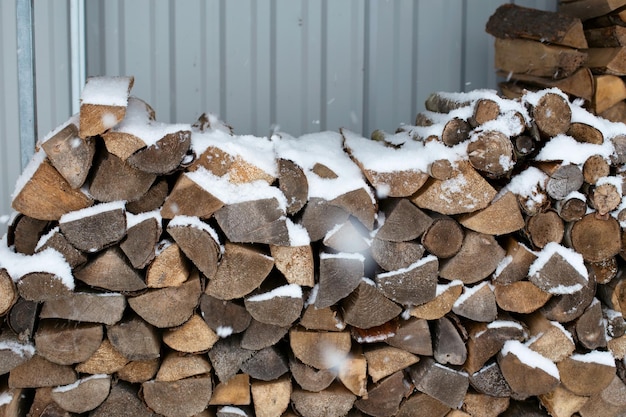 Primer plano de leña bajo un dosel en invierno Concepto de calefacción de madera