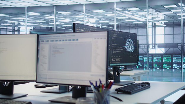 Primer plano del lenguaje de programación en las pantallas de PC en la granja de servidores de IA