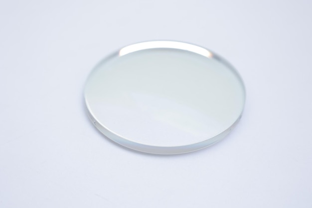 Primer plano de una lente convexa transparente