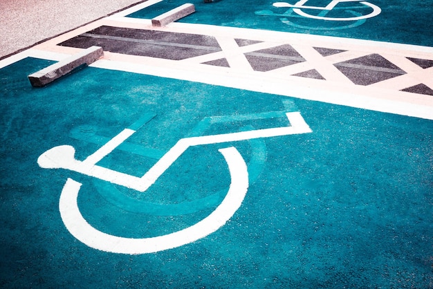 Foto primer plano de un letrero para discapacitados en la carretera azul