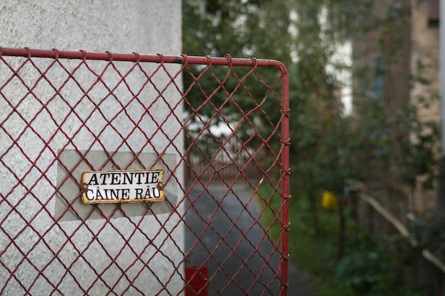 Primer plano de un letrero de información en la valla