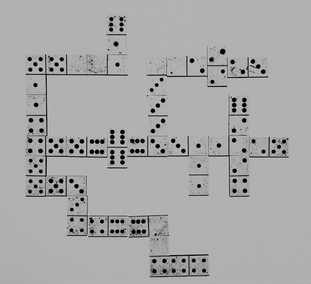 Primer plano de un letrero informativo sobre un fondo blanco