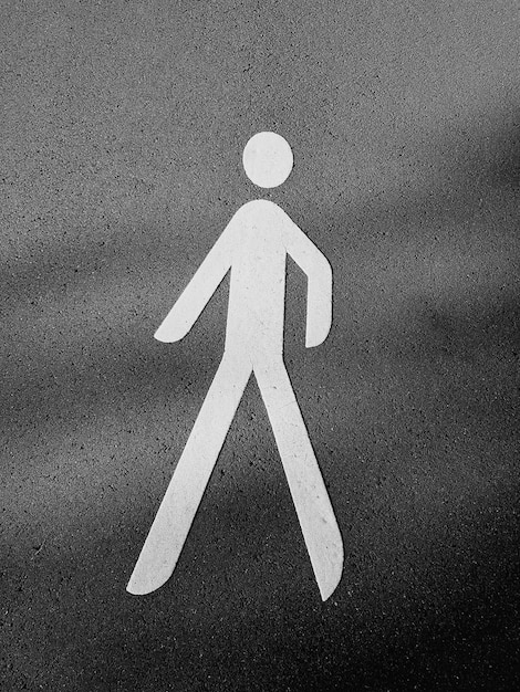 Primer plano de un letrero masculino en la carretera