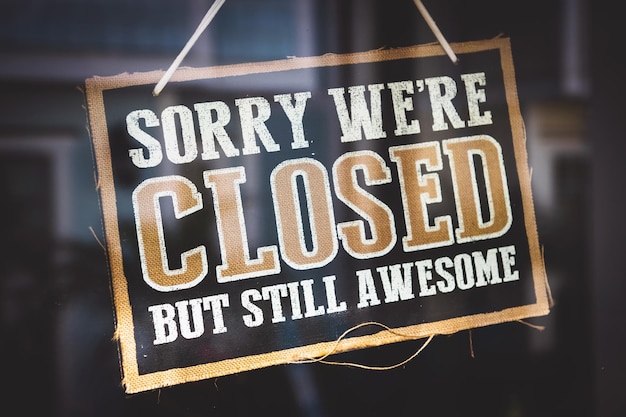 Foto un primer plano de un letrero que dice 'lo siento, estábamos cerrados, pero aún así es increíble'