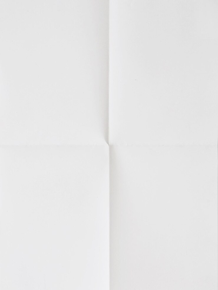 Foto primer plano de un libro abierto contra un fondo blanco