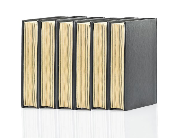 Primer plano de un libro abierto contra un fondo blanco