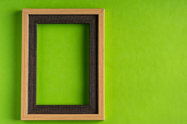 Primer plano de un libro abierto contra una pared verde