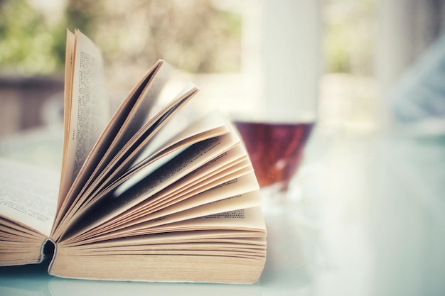 Primer plano del libro abierto en la mesa