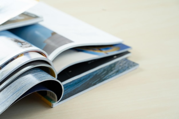 Foto primer plano de un libro abierto en la mesa