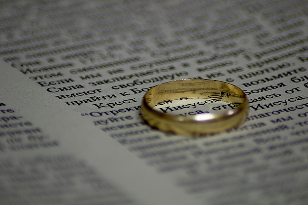 primer plano de un libro con un anillo en concepto de matrimonio