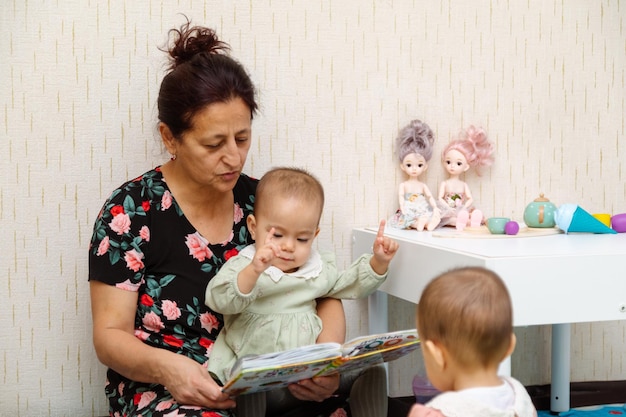 Foto primer plano de un libro de lectura de abuela y nieta en casa