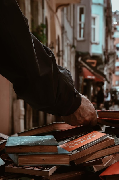 Primer plano del libro de la mano del hombre