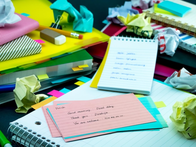 Foto primer plano de un libro multicolor en la mesa