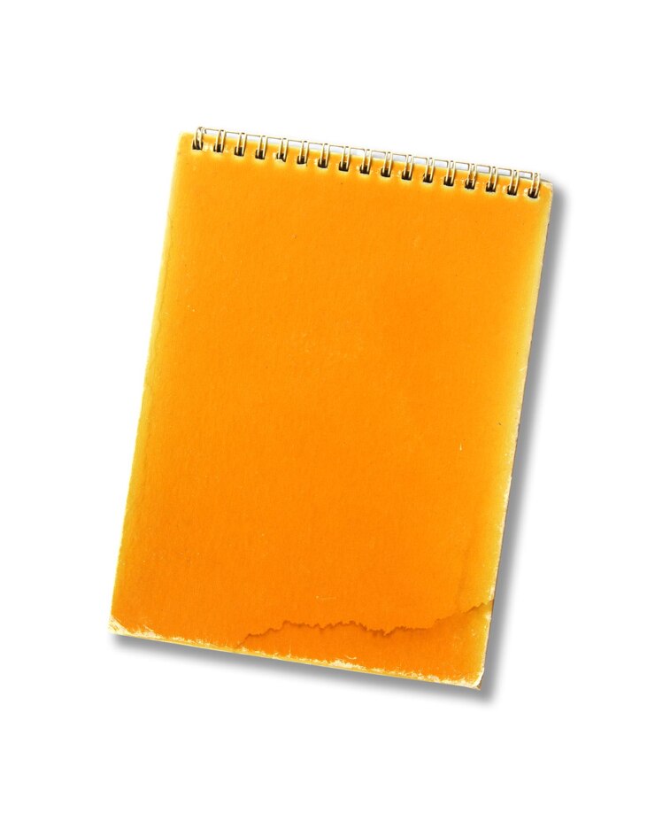 Foto primer plano del libro naranja sobre fondo blanco