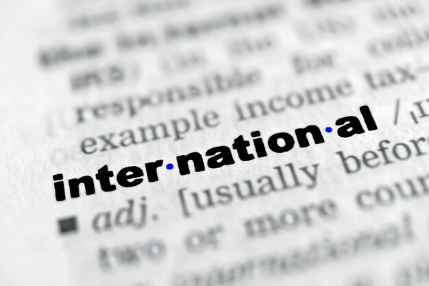Un primer plano del libro de la palabra internacional dividido por sílabas
