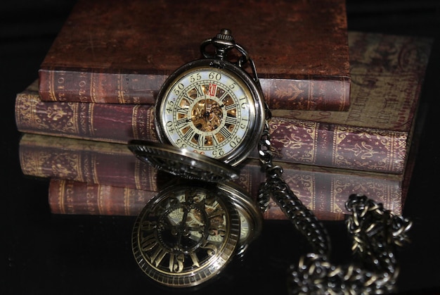Primer plano de un libro y un reloj de bolsillo con cadena