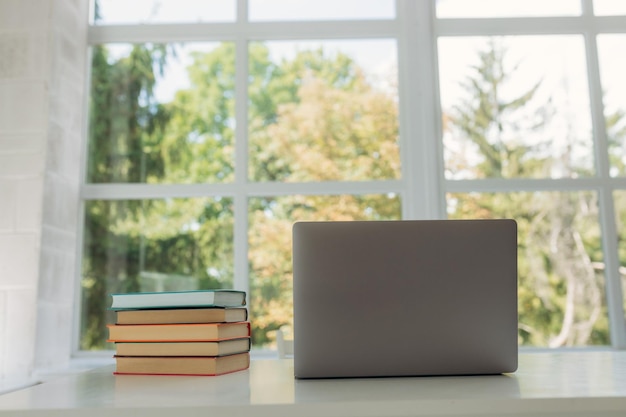 Primer plano de libros y computadora portátil en la mesa en casa Lugar de estudio del estudiante Lugar para su texto