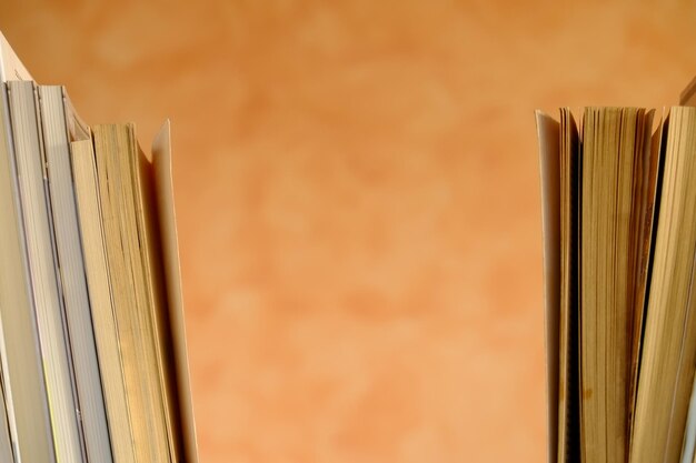 Foto primer plano de libros en el estante contra la pared