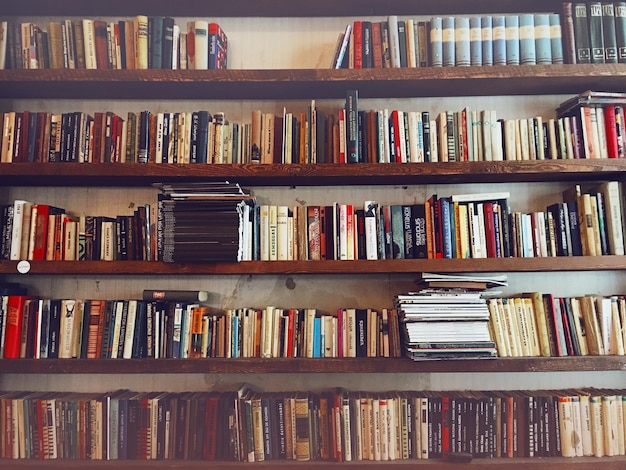 Primer plano de los libros en la estantería