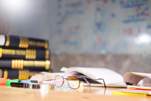 Foto primer plano de libros y gafas en la mesa